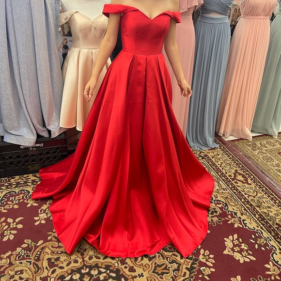 Brilliant red princess gown - Picture 3 of 3